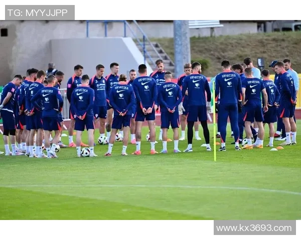 足球赛前球星热身训练揭秘：高强度备战背后的科学与技巧