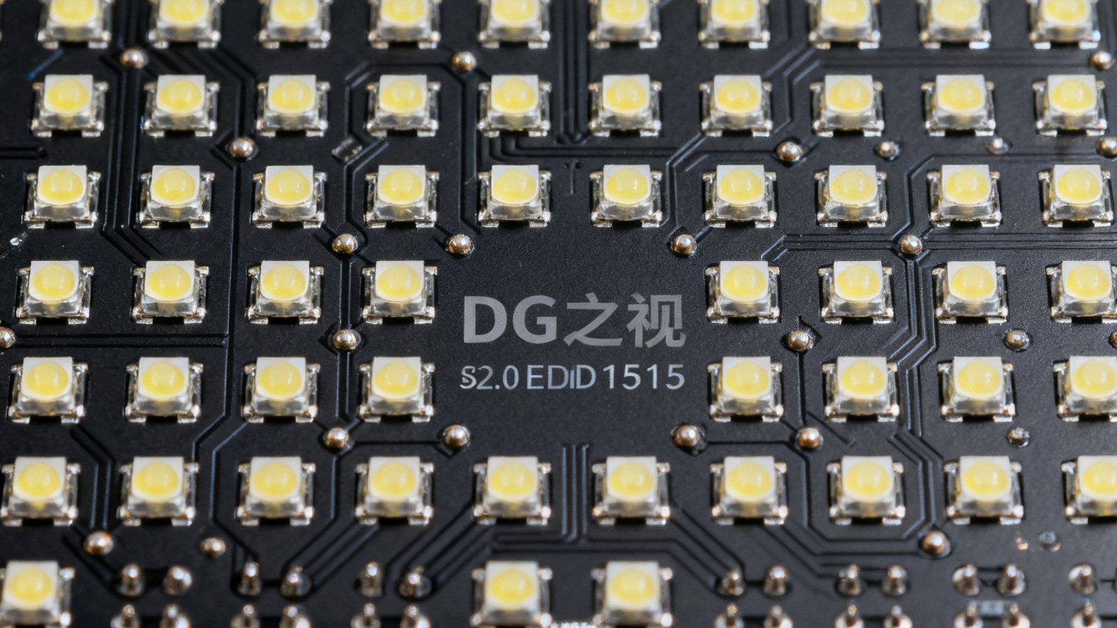 DG视讯P2.0室内LED全彩屏模组特写，可见排列整齐的SMD1515灯珠，焊点饱满均匀，PCB板为黑色哑光面，细节展现精良的制造工艺。